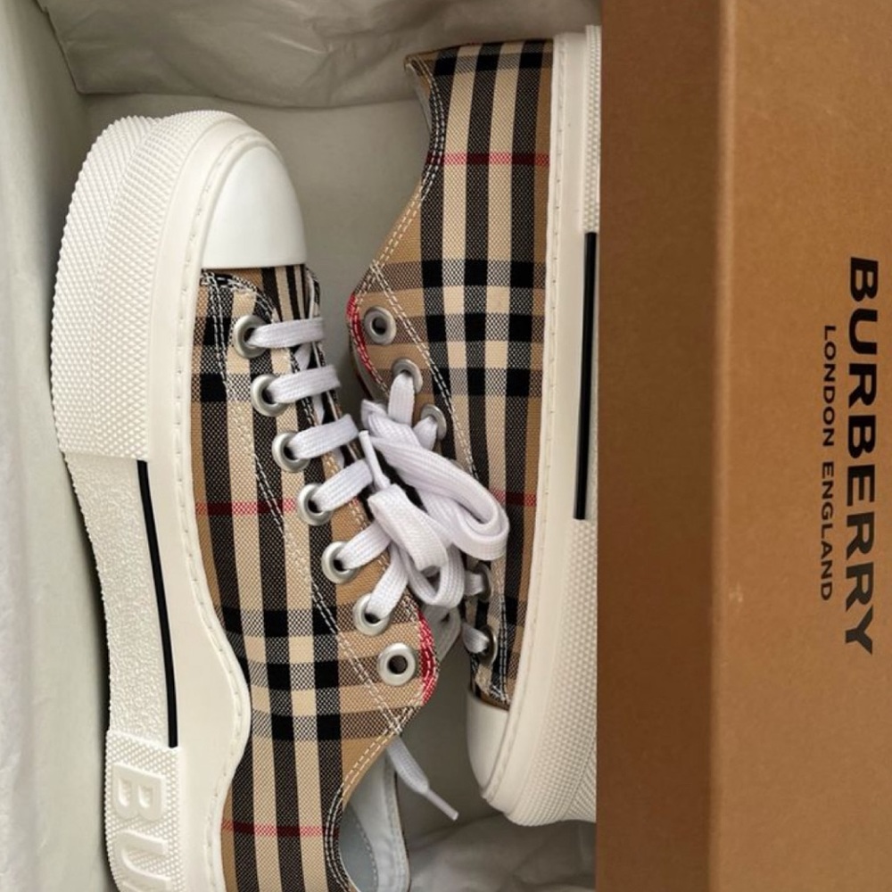 burberry shoes - Picture 2 of 2